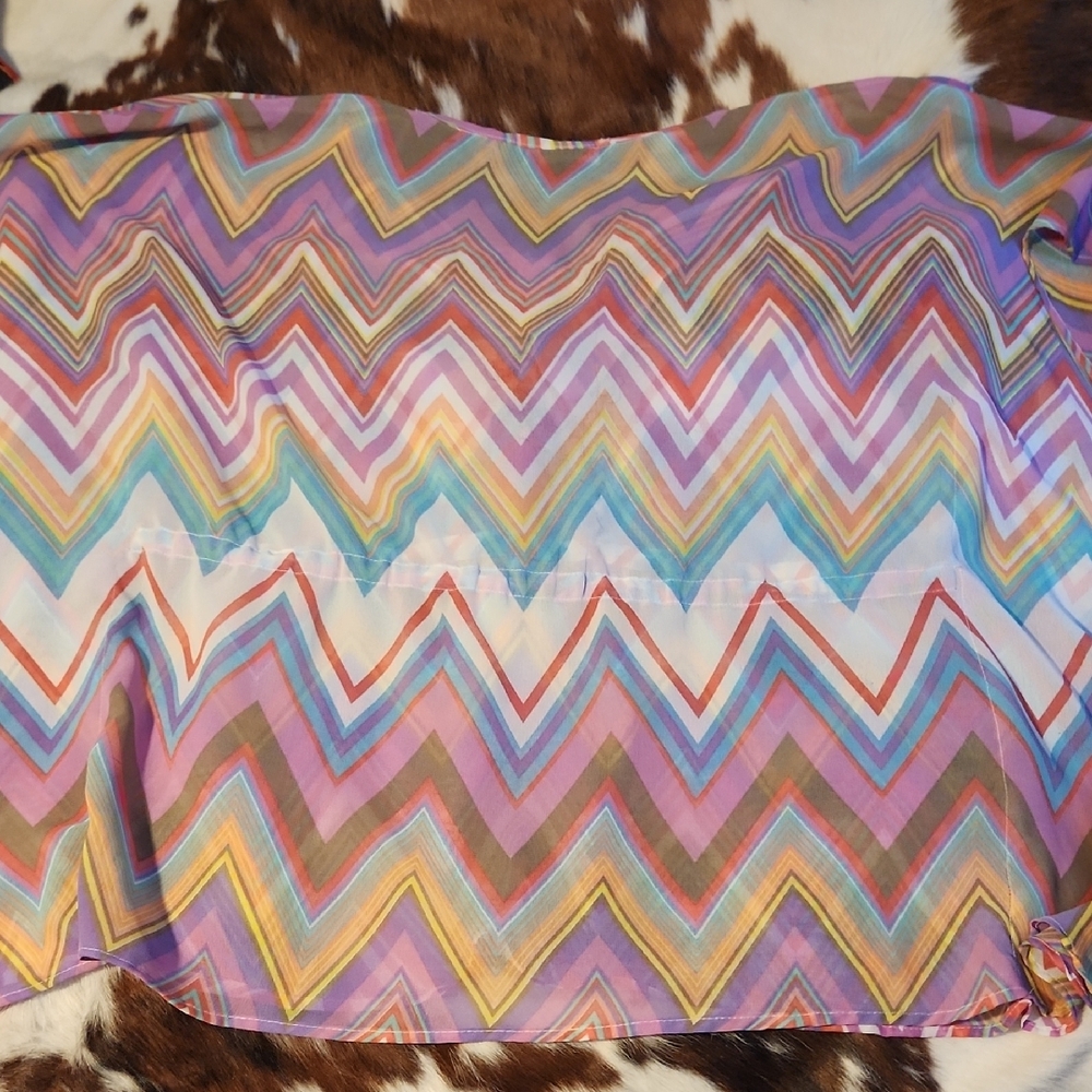 Colorful Chevron Patterned Top - Picture 7 of 9